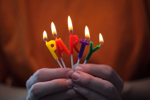 点燃的派对信蜡烛 · 免费素材图片
