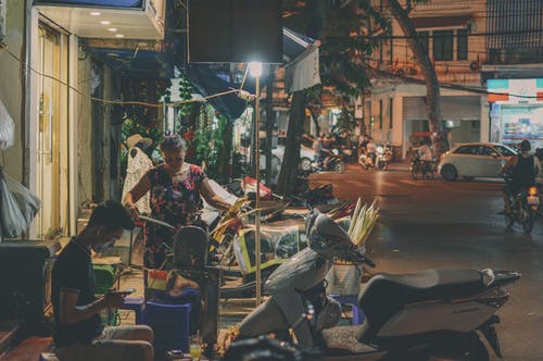 女人和男人nex Tto House · 免费素材图片