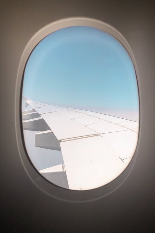窗口显示飞机机翼 · 免费素材图片