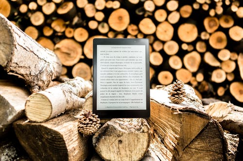 黑色电子书阅读器上棕色原木 · 免费素材图片
