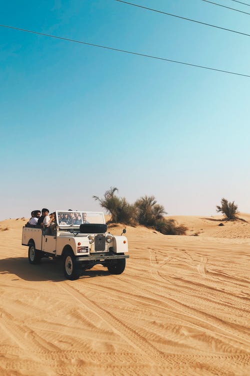 人们在沙漠上骑车 · 免费素材图片