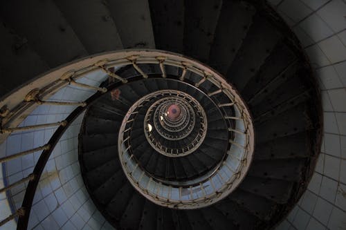 螺旋楼梯的高角度照片 · 免费素材图片