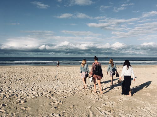 在海边散步的女人 · 免费素材图片