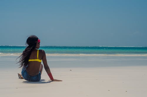 女人坐在海边的照片 · 免费素材图片