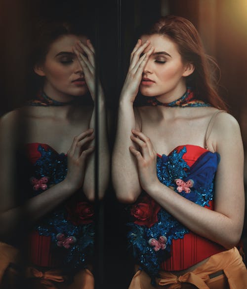 站在玻璃墙前的女人 · 免费素材图片