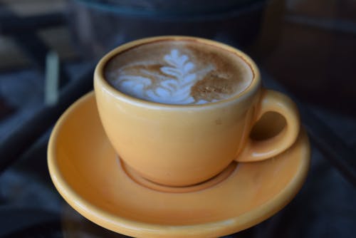 咖啡拿铁咖啡上棕色陶瓷杯和盘 · 免费素材图片