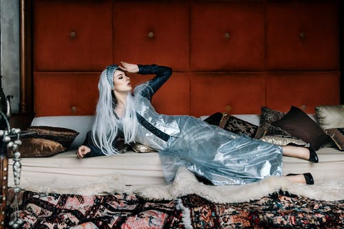 躺在白色的床垫上的女人 · 免费素材图片