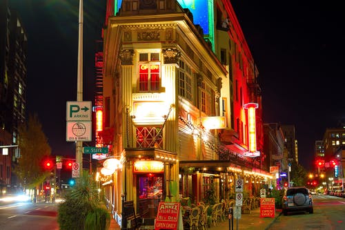 米色彩绘墙体建筑 · 免费素材图片