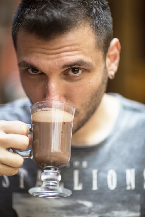 男人喝巧克力饮料 · 免费素材图片