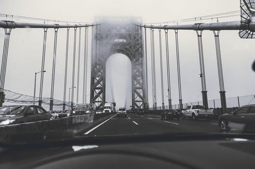 桥上汽车的灰度摄影 · 免费素材图片