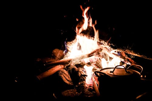 篝火旁的烹饪锅 · 免费素材图片