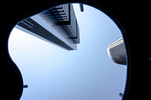 高层建筑的蠕虫视角摄影 · 免费素材图片