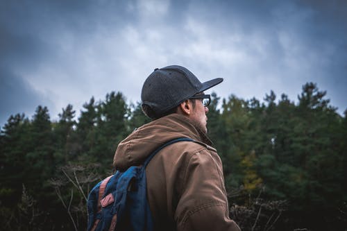 站在树旁的人的选择性聚焦摄影 · 免费素材图片