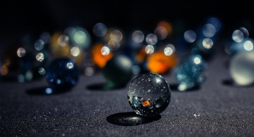 大理石球的选择性聚焦摄影 · 免费素材图片