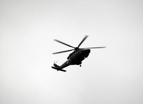 飞行直升机的单色照片 · 免费素材图片