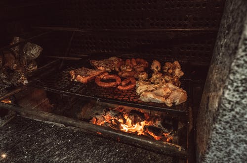 夜间黑炭烤架上的烤肉 · 免费素材图片