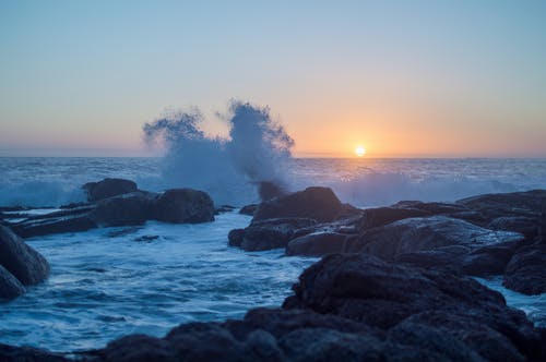 多岩石的海岸风景 · 免费素材图片
