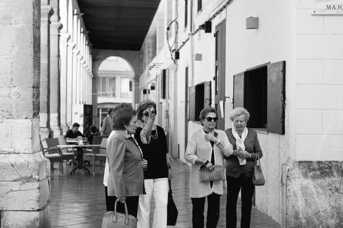 四个女人站在走廊上 · 免费素材图片
