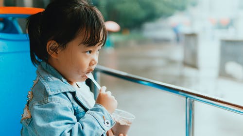 女孩吃食物的照片 · 免费素材图片