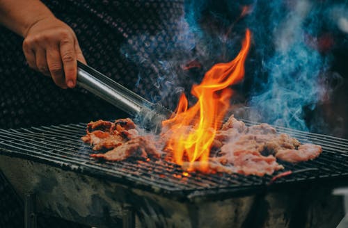 男人煮肉的特写照片 · 免费素材图片