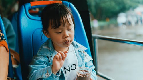 孩子吃冰淇淋的特写照片 · 免费素材图片