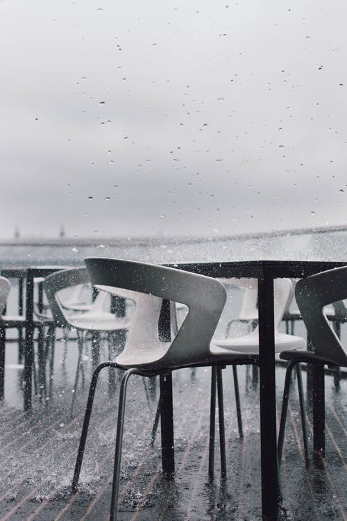 阴雨天气的灰度摄影 · 免费素材图片