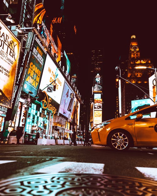 纽约时报广场中间的黄色出租车 · 免费素材图片