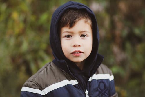 男孩穿着蓝色和灰色全拉链帽衫 · 免费素材图片