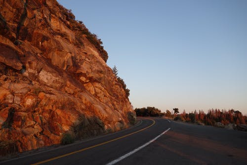 山旁的柏油路 · 免费素材图片