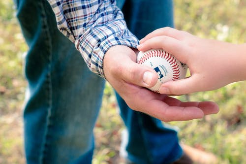 两人拿着白色的棒球球 · 免费素材图片