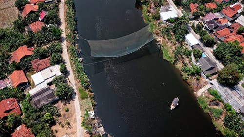 房屋之间河景鸟瞰图 · 免费素材图片
