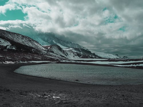 积雪覆盖的山前的水体 · 免费素材图片