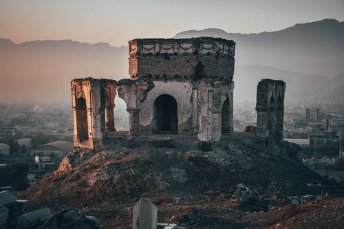 山顶上的灰色混凝土建筑 · 免费素材图片