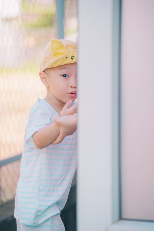 儿童戴帽的选择性焦点照片 · 免费素材图片