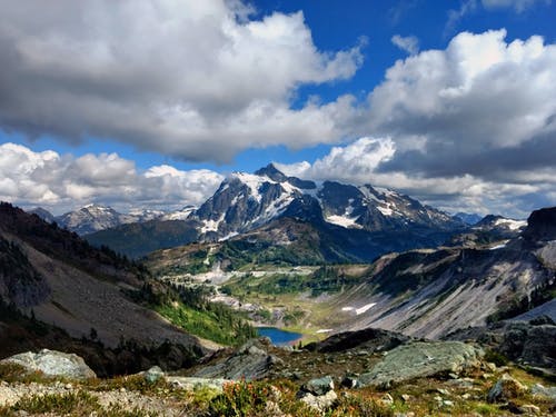 多云的天空下山的风景 · 免费素材图片