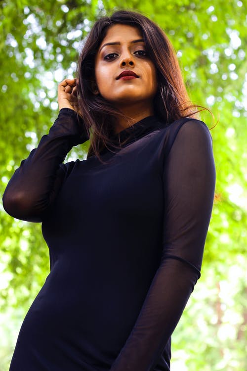 女人穿着黑色连衣裙的低角度照片 · 免费素材图片