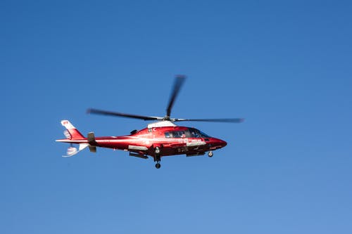 飞行的红色和白色直升机 · 免费素材图片