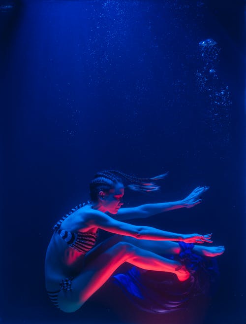 水下游泳的女人的照片 · 免费素材图片