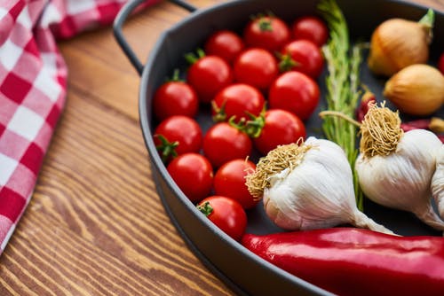 红番茄和大蒜在锅里 · 免费素材图片
