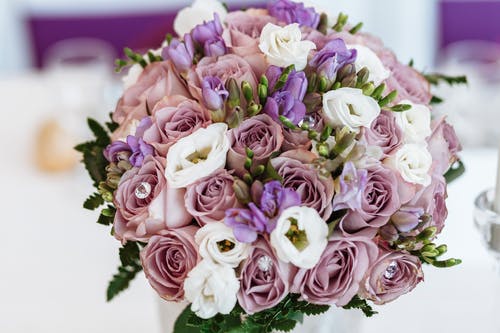 粉色和白色的人造玫瑰花束的特写照片 · 免费素材图片
