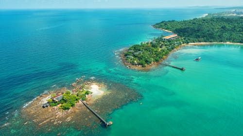 小岛旁的小岛航拍 · 免费素材图片