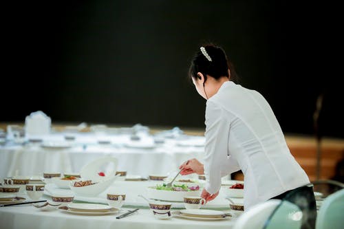女人准备桌上的菜 · 免费素材图片