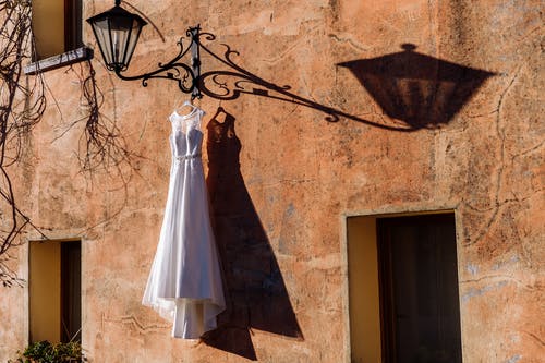 女式白色无袖连衣裙 · 免费素材图片