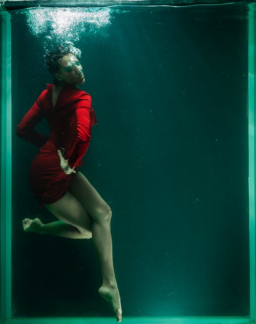 水下穿红色连衣裙的女人的照片 · 免费素材图片