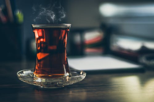 杯热气腾腾的红茶的特写照片 · 免费素材图片