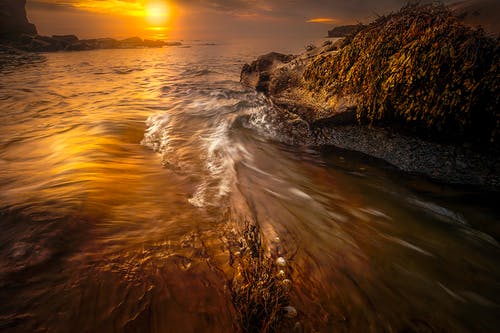 山附近海洋的延时摄影 · 免费素材图片