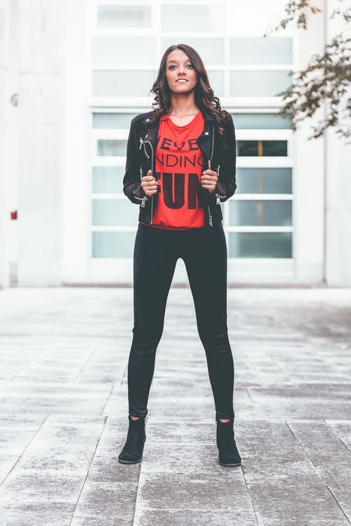 一个穿着黑色外套和绑腿的女人的照片 · 免费素材图片