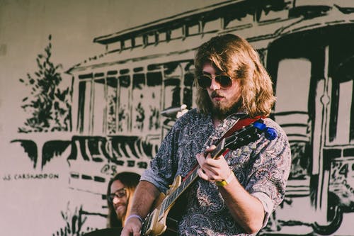 一个人弹吉他的照片 · 免费素材图片