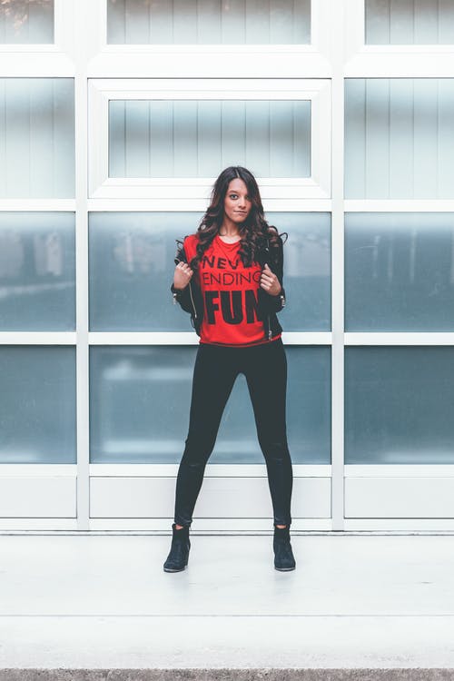 站在白墙上的女人 · 免费素材图片