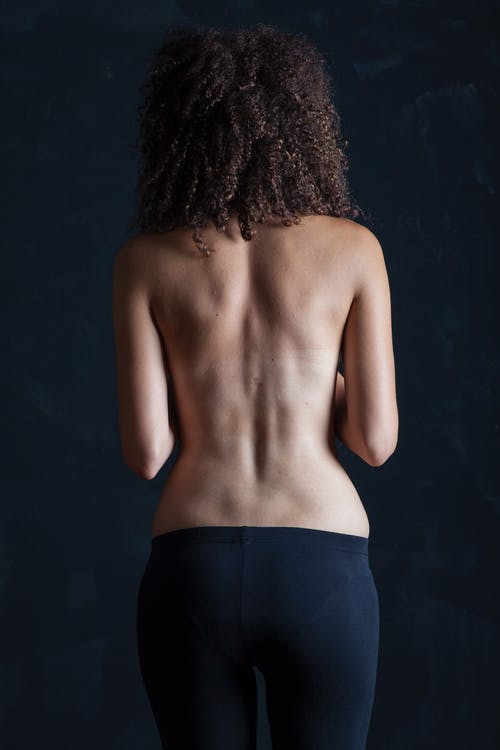 裸照的女人站在墙上 · 免费素材图片
